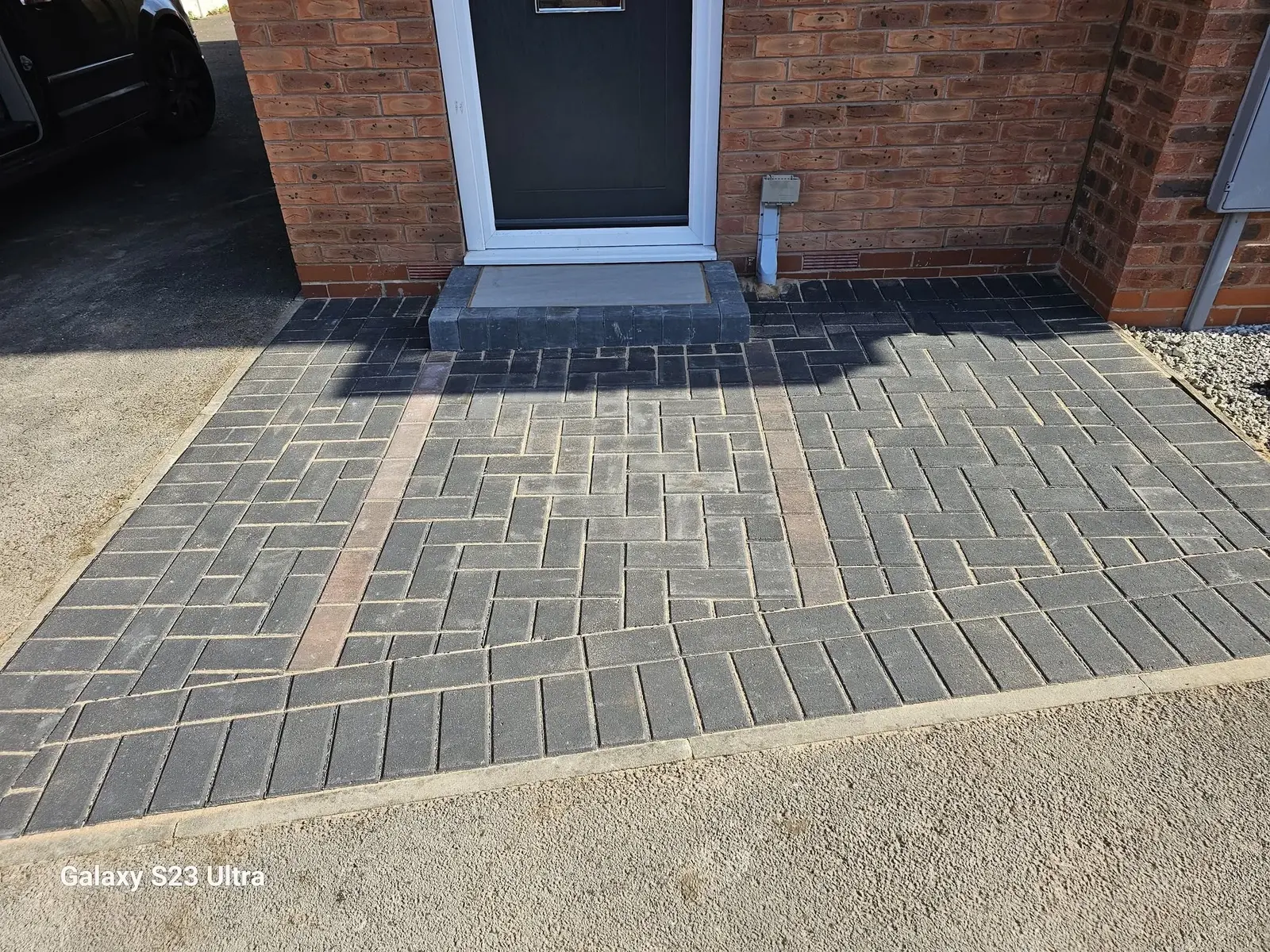 Stretcher-bond driveway with a contrasting border, Nottinghamshire