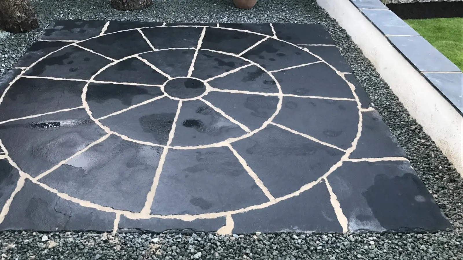 Black slate circle patio set in gravel