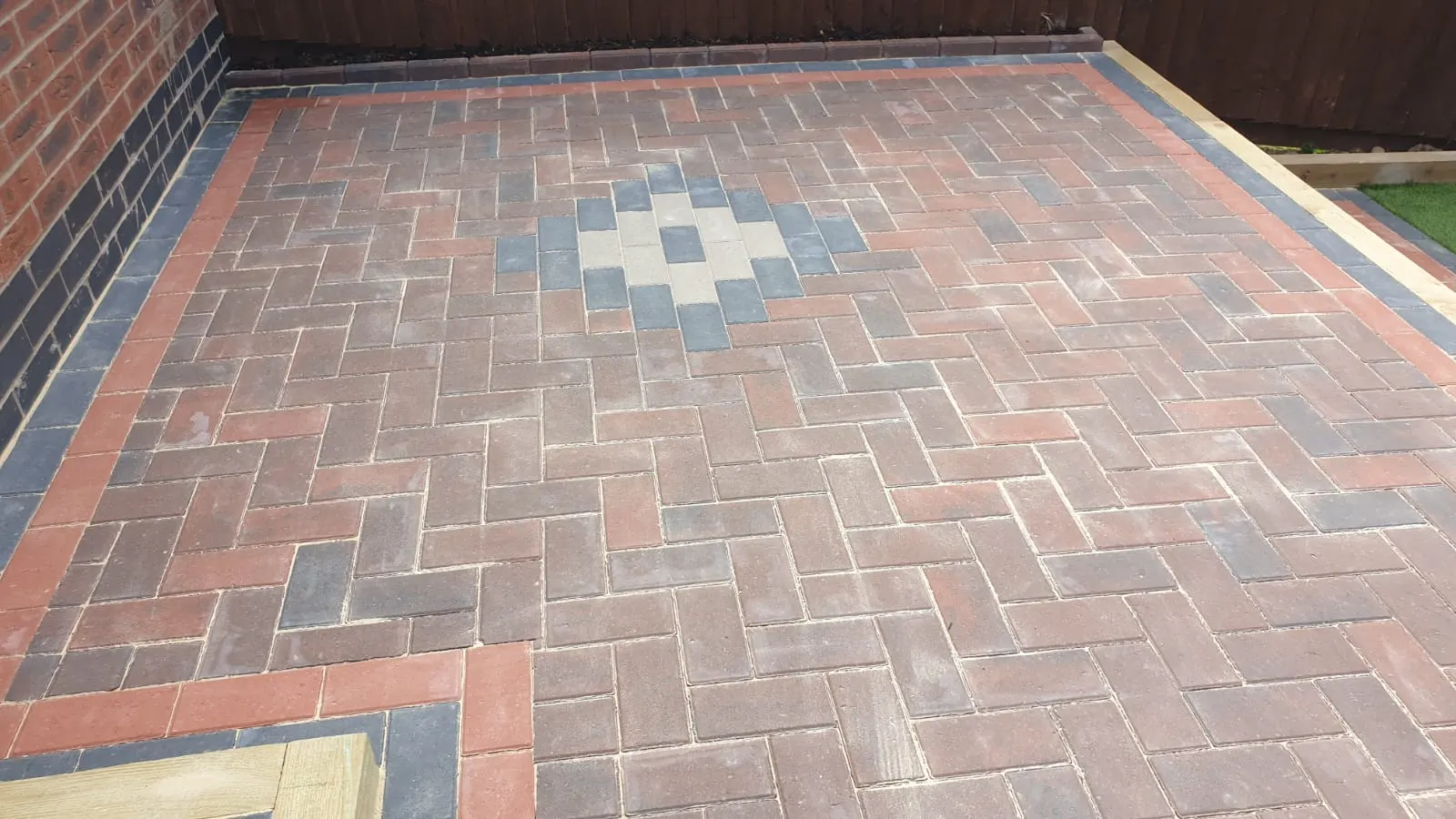 Brindle block paving driveway with a grey diamond feature