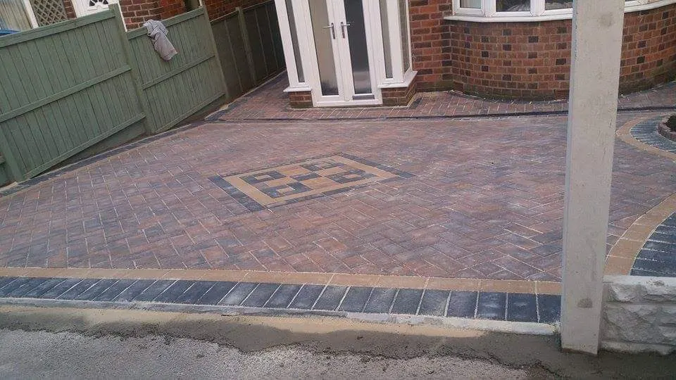Brindle block paving driveway with a square feature and a charcoal border