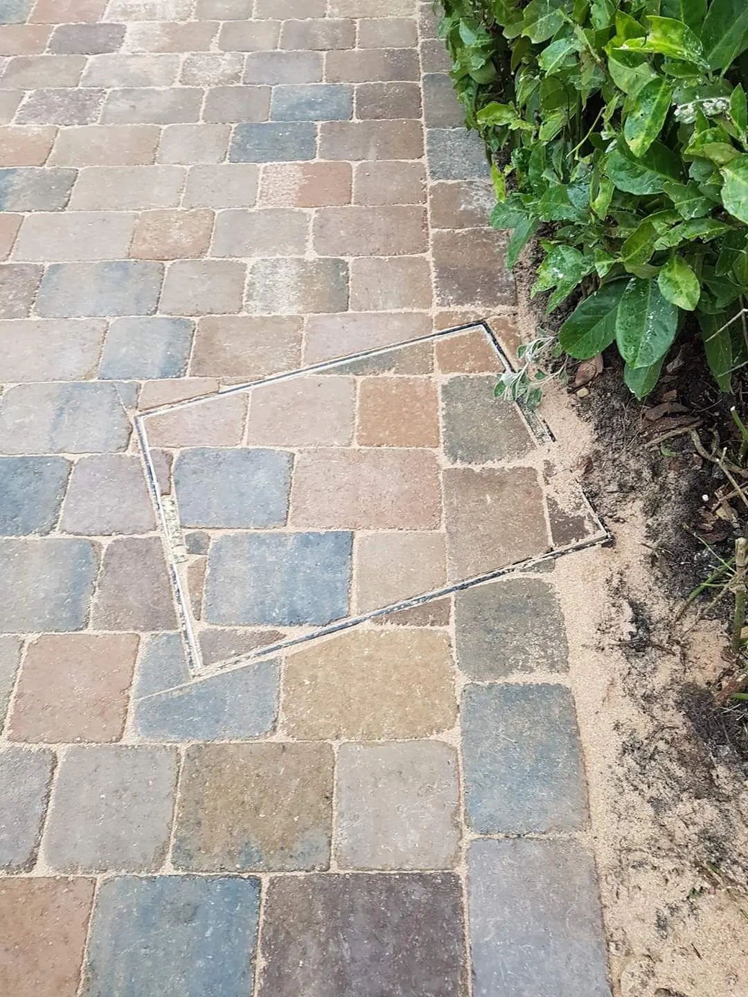 Multicolour cobble-effect block paving with a recessed cover