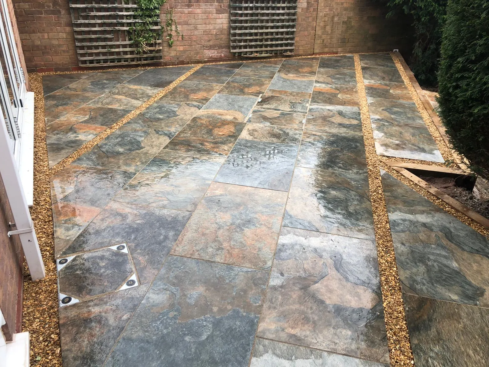 Multicolour slate patio with gravel strips