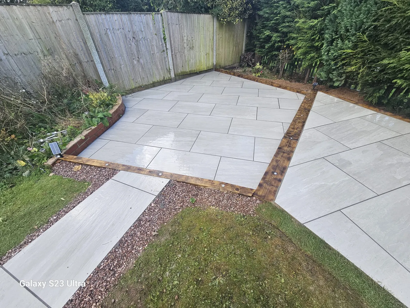 Porcelain patio and path with gravel borders